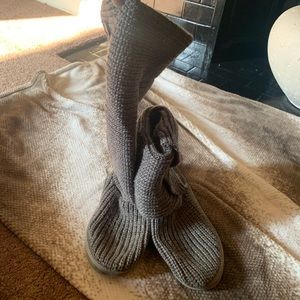 Used grey UGG sweater boot